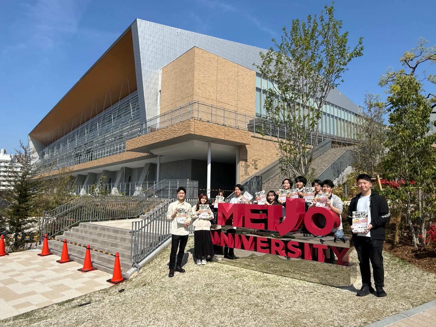 名城大学で新歓チラシを配布
