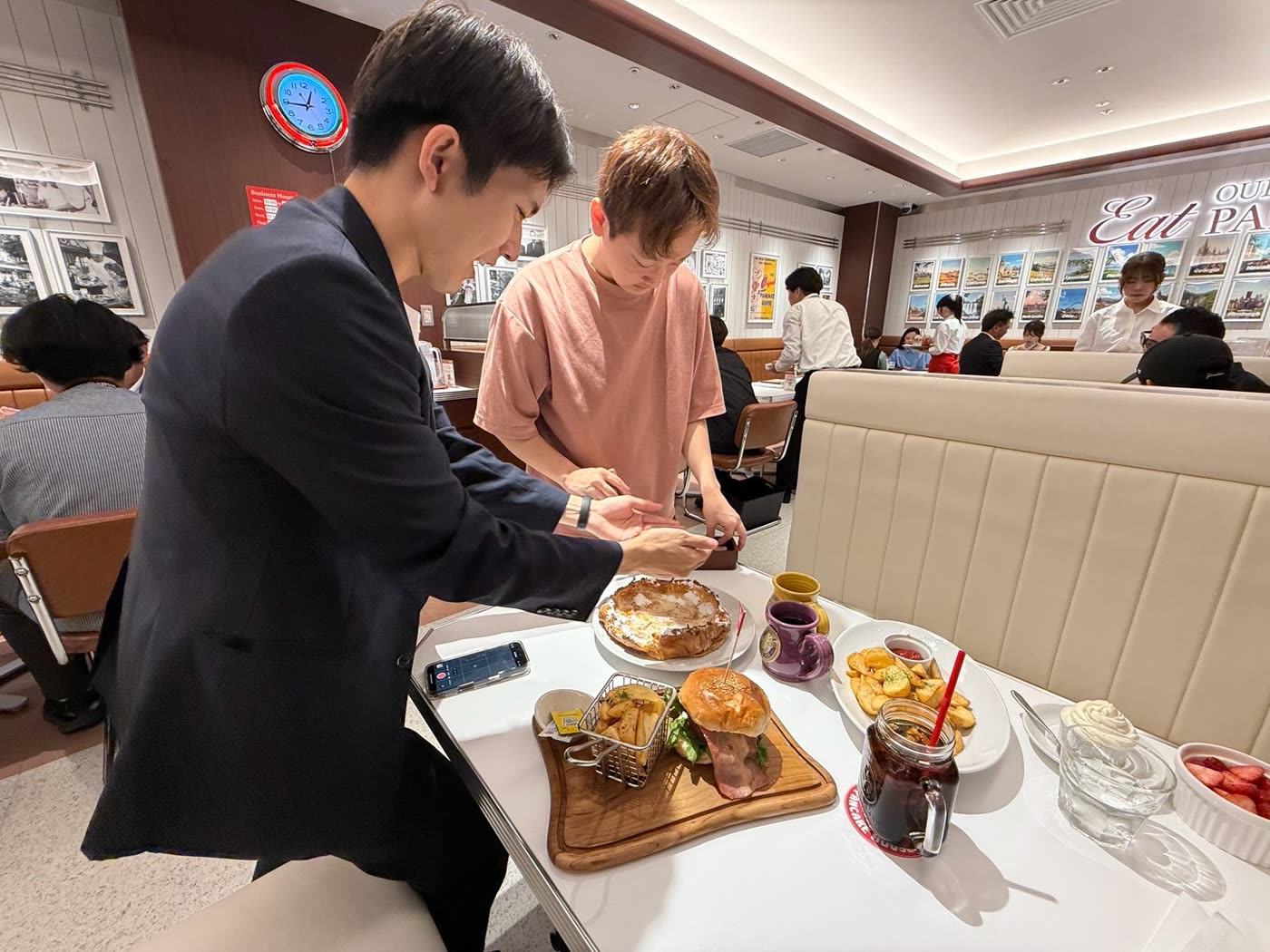 レセプションで料理を撮影