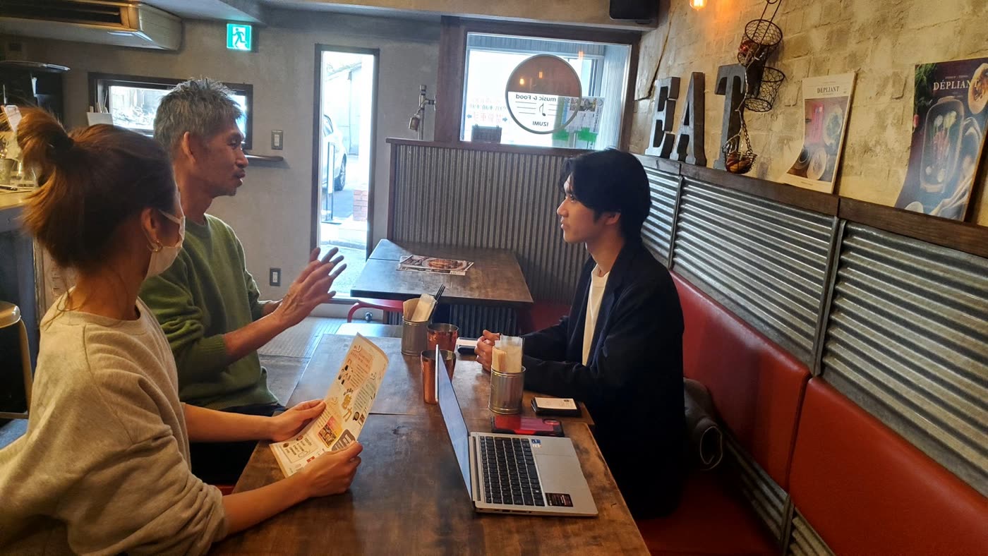 取材先での打合せ