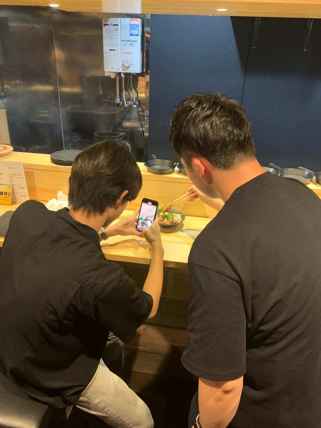 カウンターで料理を撮影
