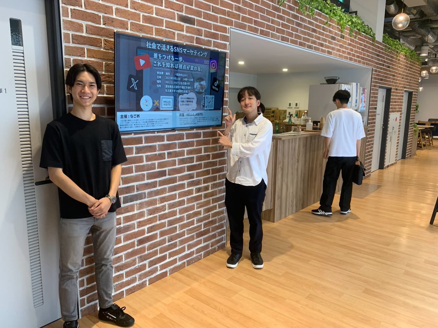イベントの告知モニターの前で