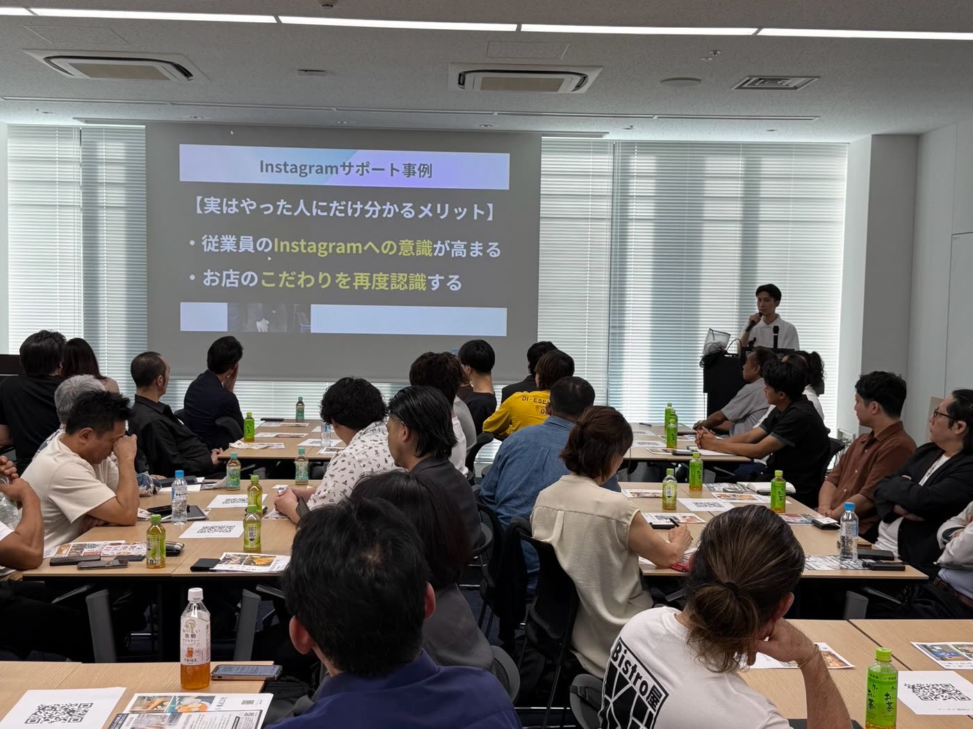 飲食店経営者の前で登壇