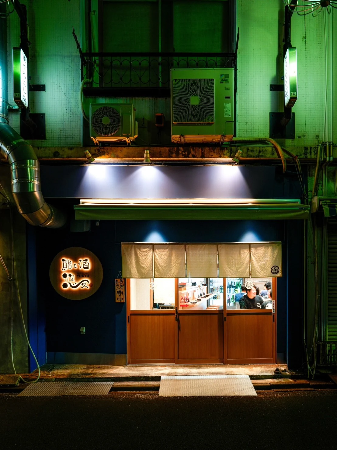 夜の寿司店の外観