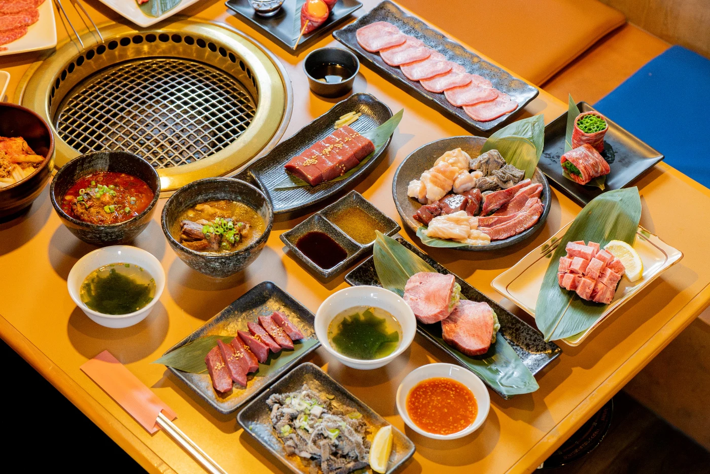 焼肉のコースを並べたテーブル