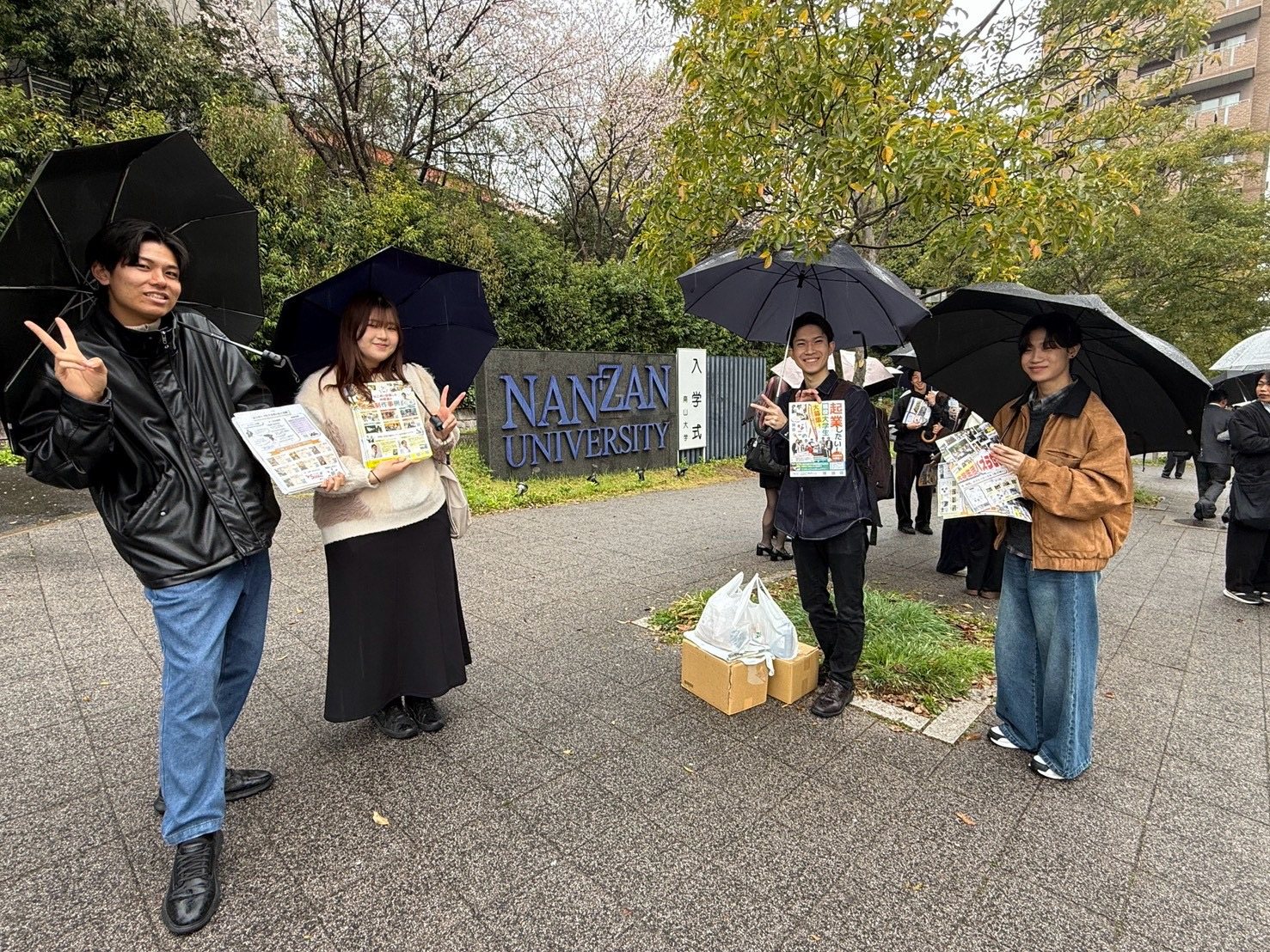 入学式で新歓チラシを配布