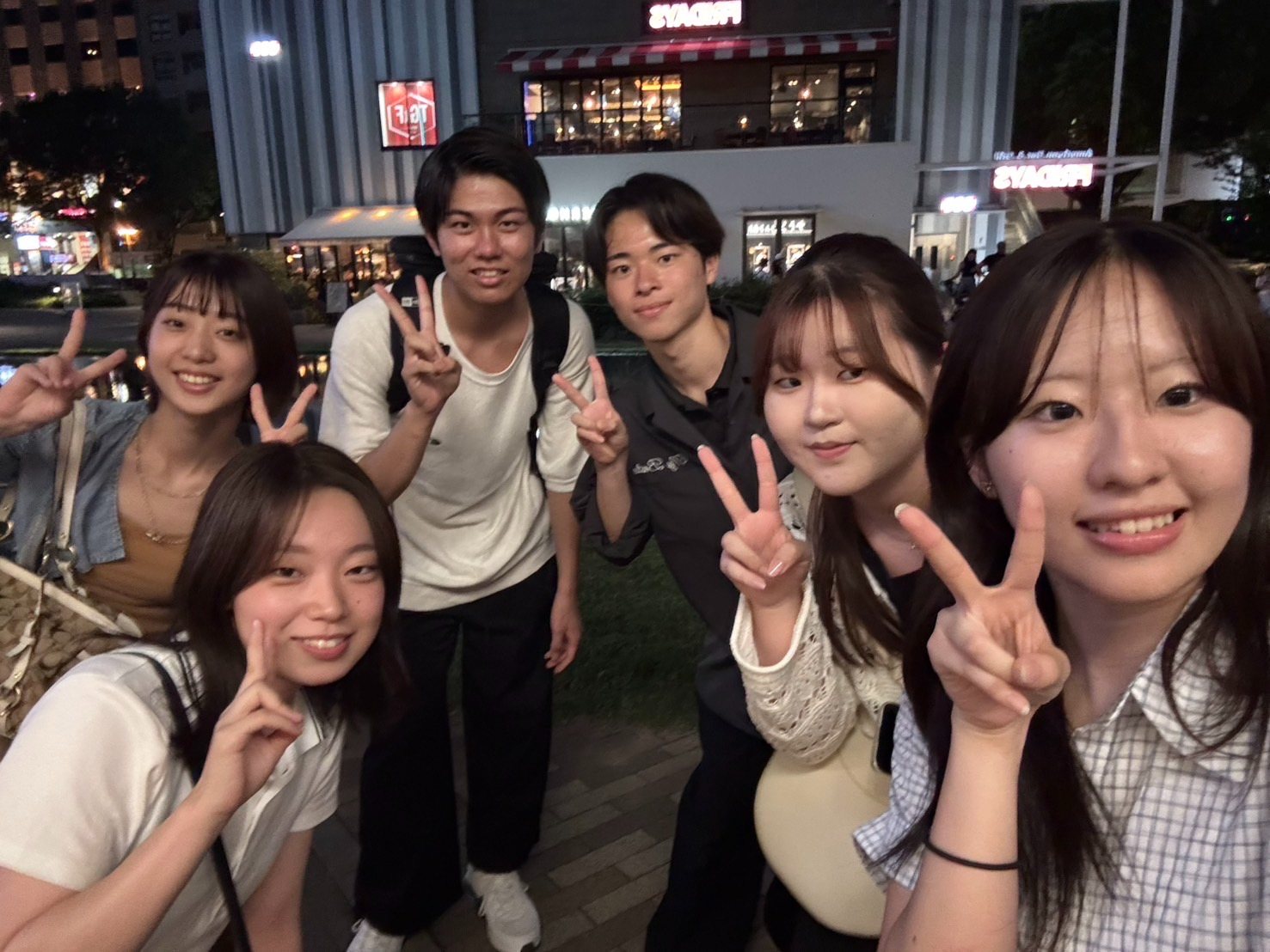 メンバーと夜の集合写真