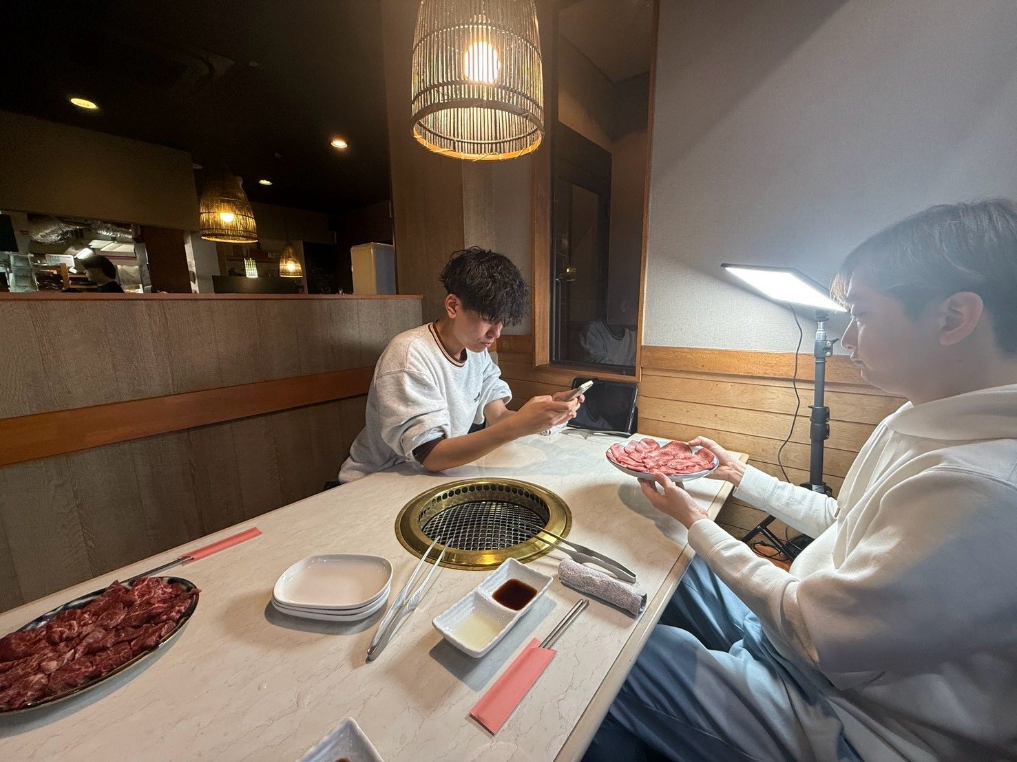 焼肉店での撮影
