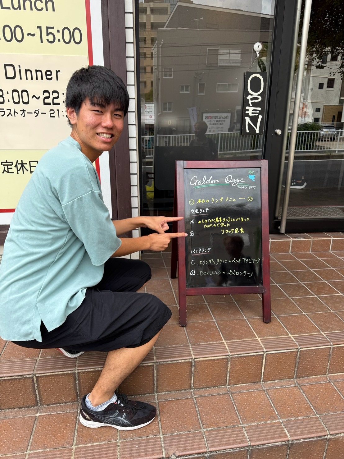 コロッケ定食の黒板の前で