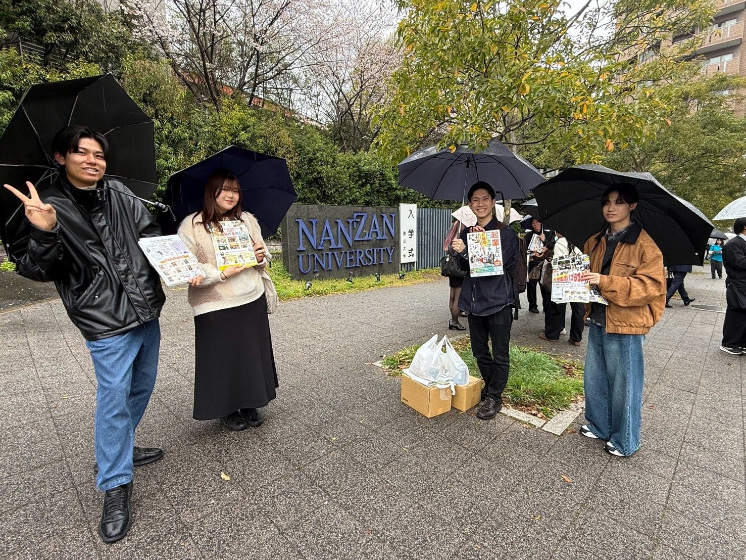 入学式でチラシ配布