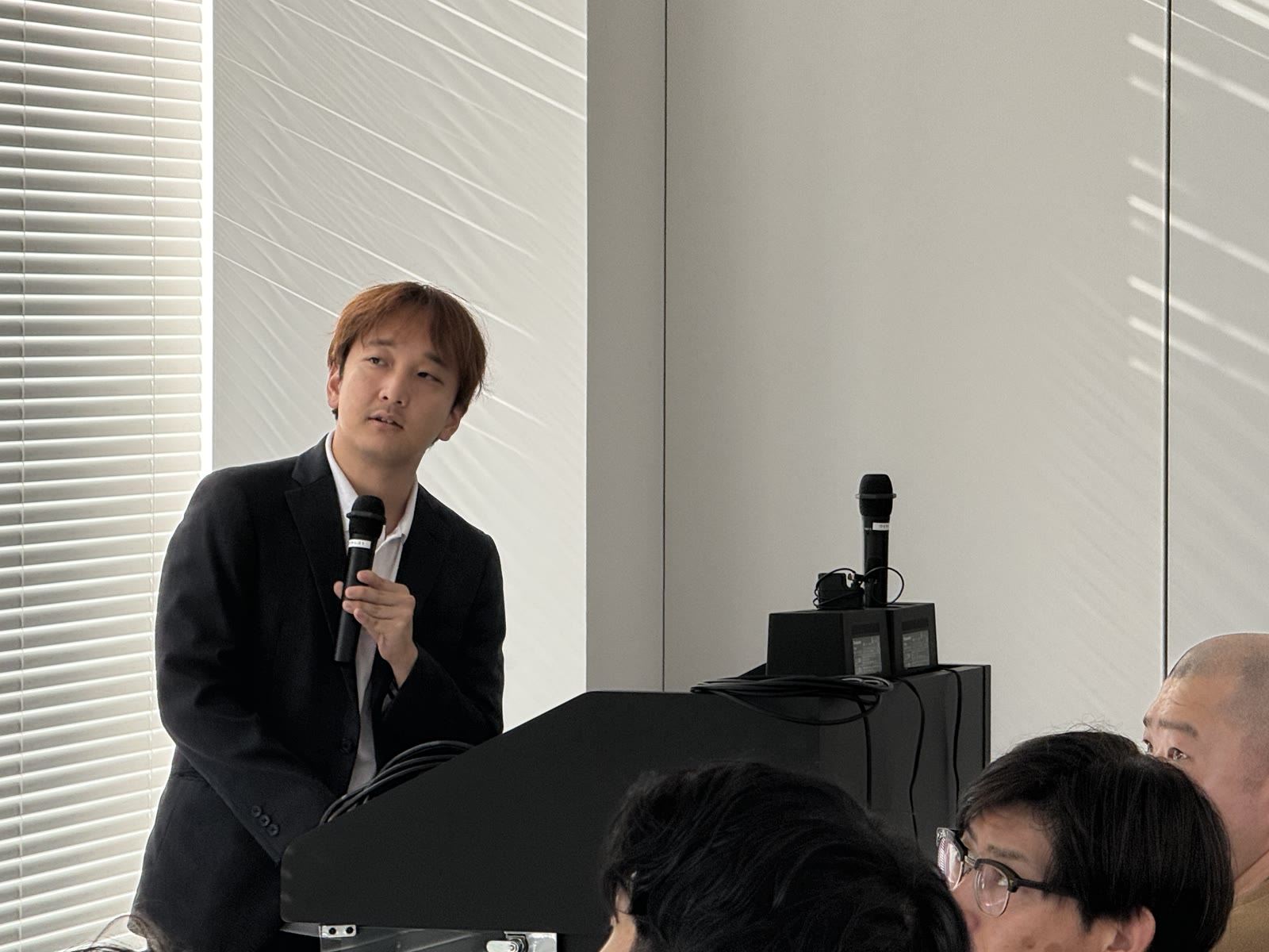 登壇者の話を聞く参加者